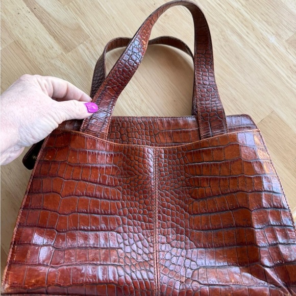 Chic Leather Brown Crocodile Pattern Shoulder Bag Brass Accent Two Handle Zip - Picture 5 of 10